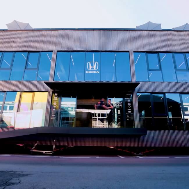 Red Bull Holzhaus Standbild 2