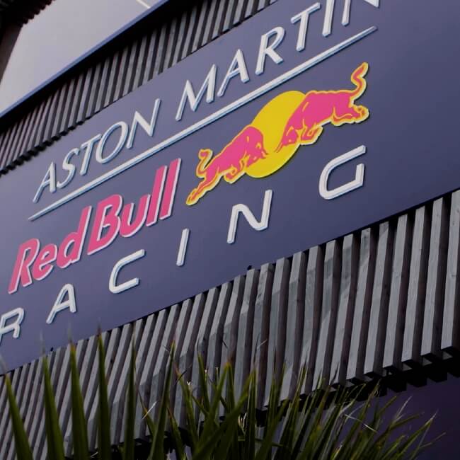 Red Bull Holzhaus Standbild 3