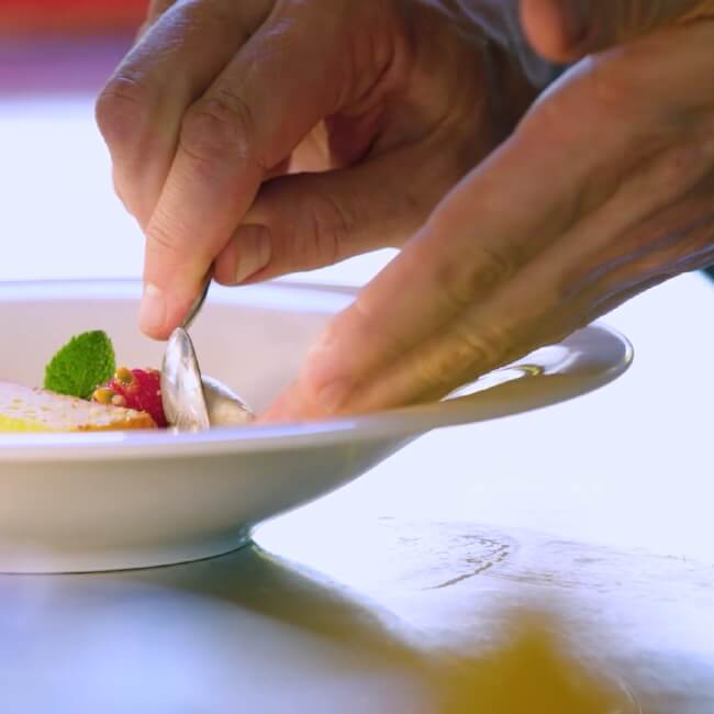 Red Bull Holzhaus Standbild 4