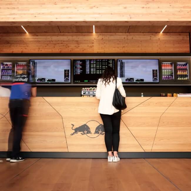 Red Bull Holzhaus Standbild 5